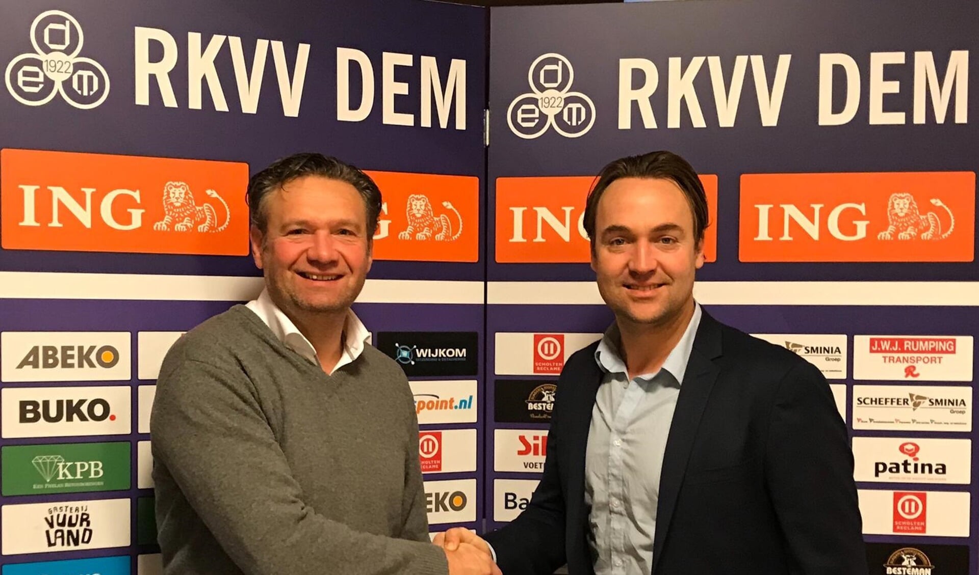 Voorzitter Mark van de Ven (links) met trainer Arvid Smit. (FOTO: AANGELEVERD)