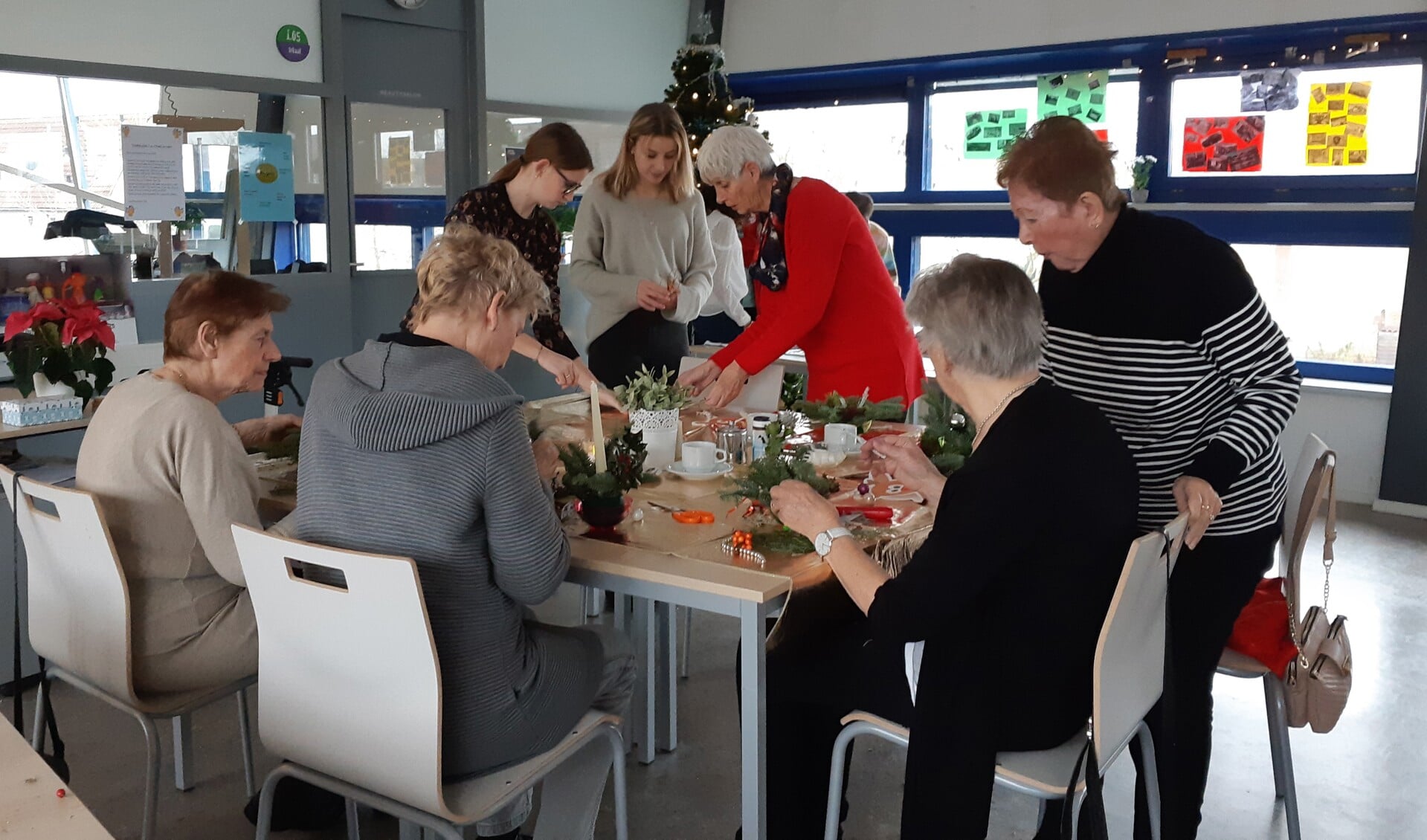 Leerlingen Compaen maken Kerststukjes samen met de ouderen van Evean Verzorgd Wonen. (Foto: aangeleverd)