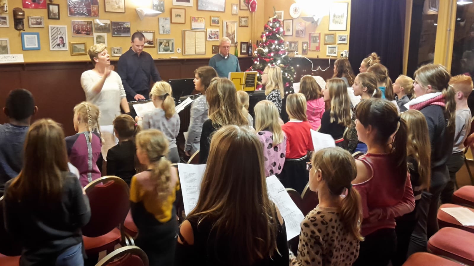 Het kinderkoor is druk aan het oefenen voor de gezinsviering in de Heilige Martinuskerk in Medemblik. (Foto: aangeleverd)