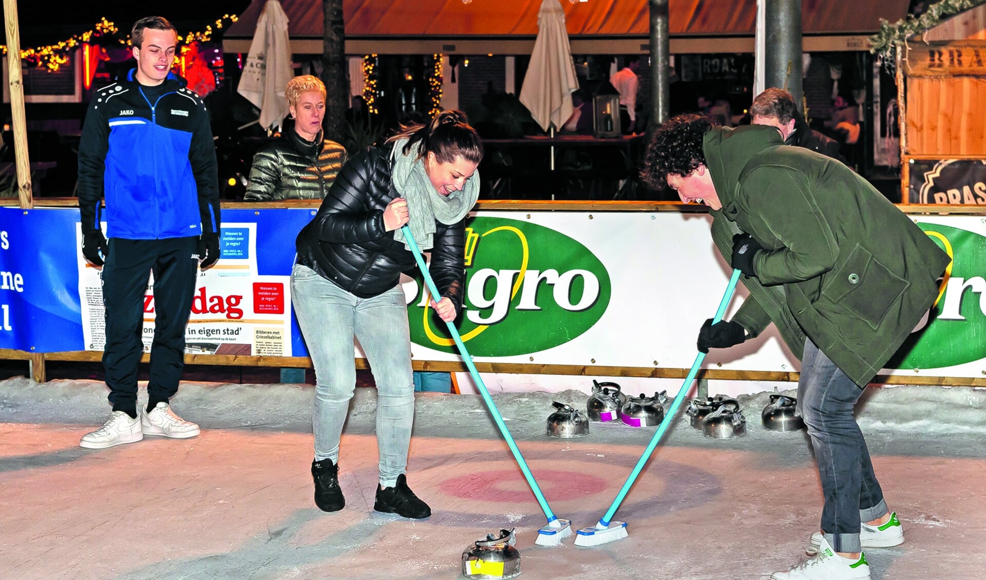 Op verschillende avonden werden curlingtoernooien gespeeld. (Foto: Han Giskes) 