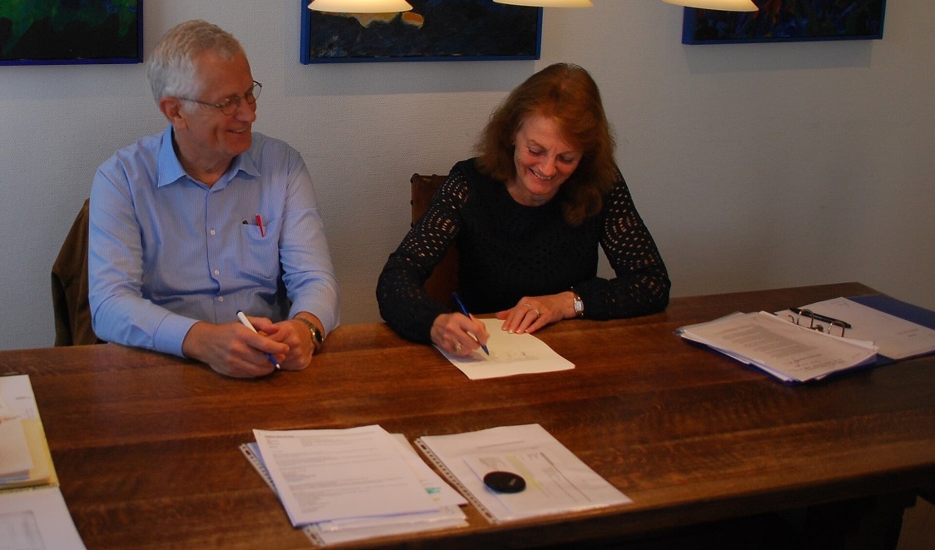 Jaap Drijver van Kabeltex en Corry de Lange van Coöperatie Breedband Hollands Kroon tekenen overeenkomst voor aanleg glasvezelnetwerk in Hollands Kroon. (Foto: aangeleverd)