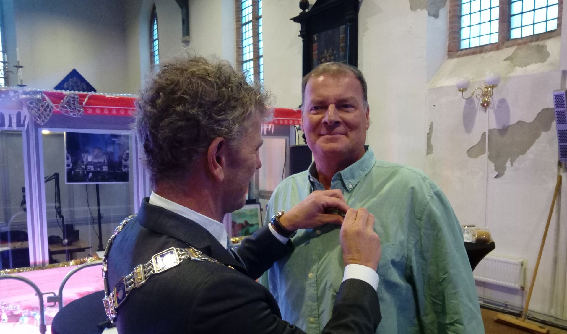 Burgemeester Martijn Smit reikte vorige week woensdagmiddag de Koninklijke onderscheiding aan Ab Jenema uit. (Foto: Bos Media Services)