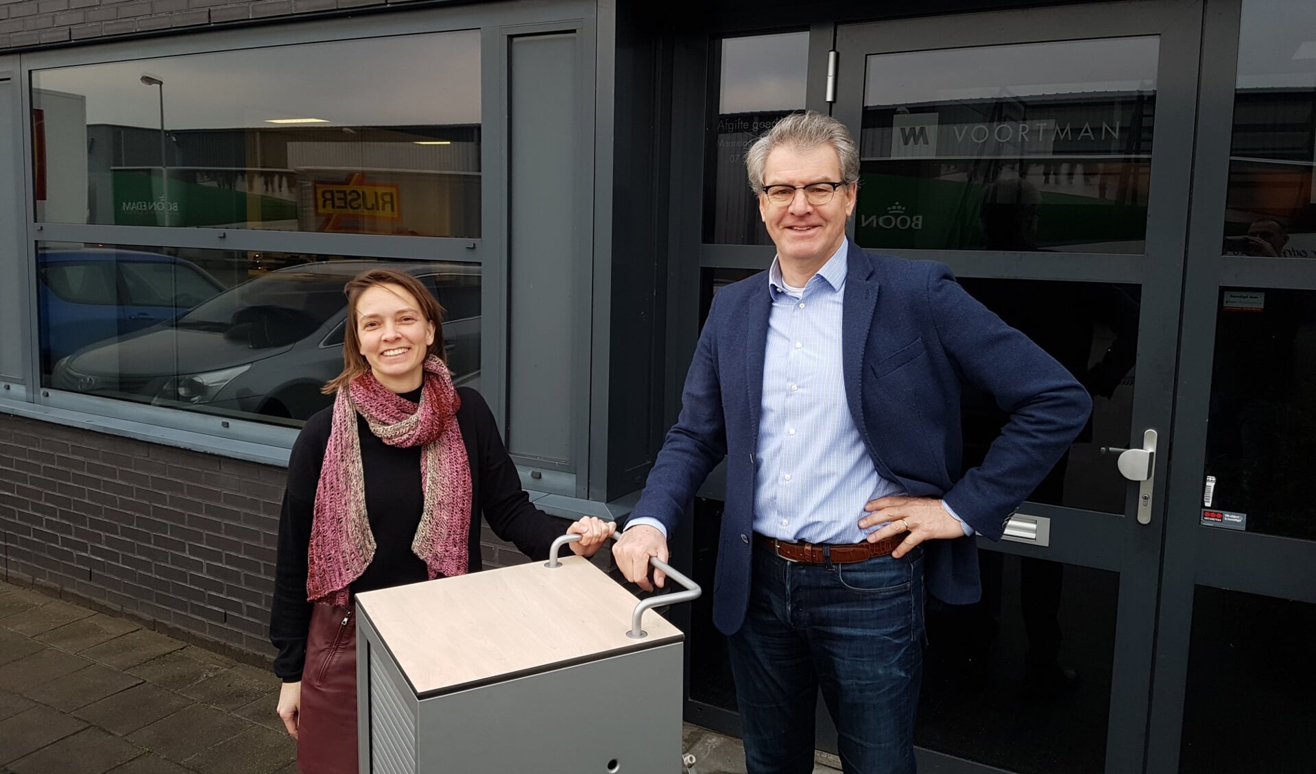 Consulente Anne Debets van WonenPlus en Voortman-directeur Sjaak Lambalk met het kastje. (Foto: aangeleverd)