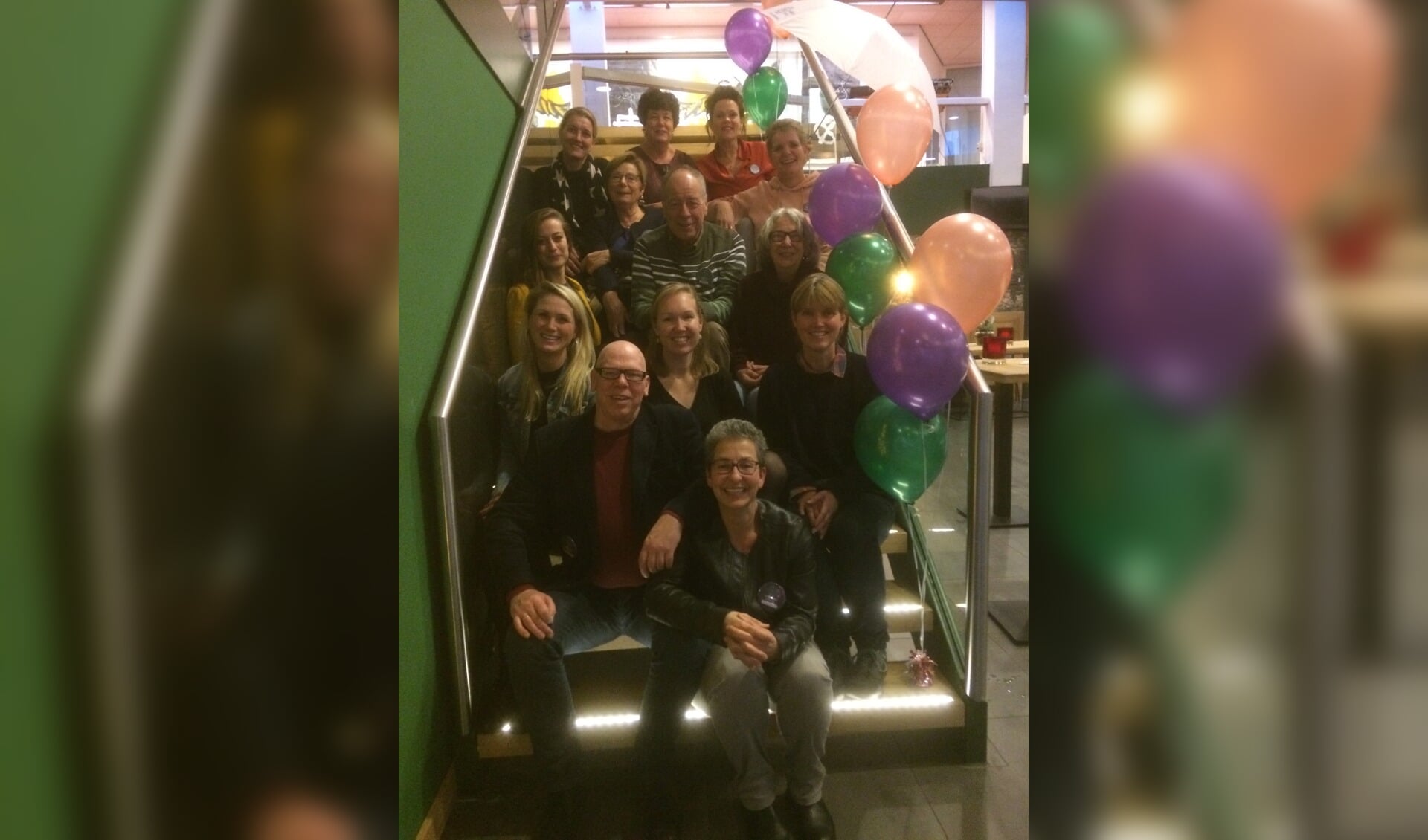 Het team van We(l)doen IJmond deelde op 7 december al 330 paraplu's uit. (foto: aangeleverd)