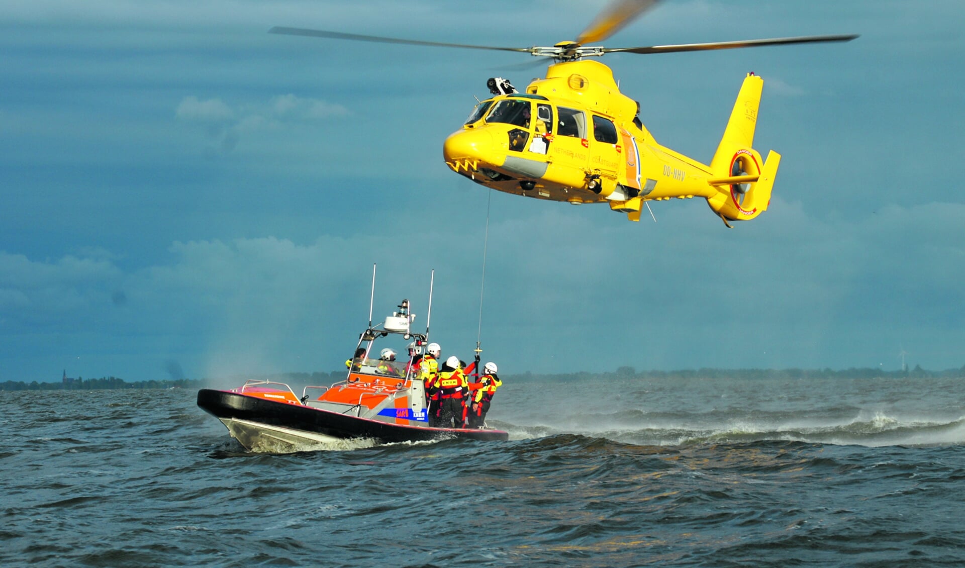 De bemanning van KNRM Medemblik staat dag en nacht klaar voor noodgevallen op het IJsselmeer. (Foto: KNRM Medemblik)