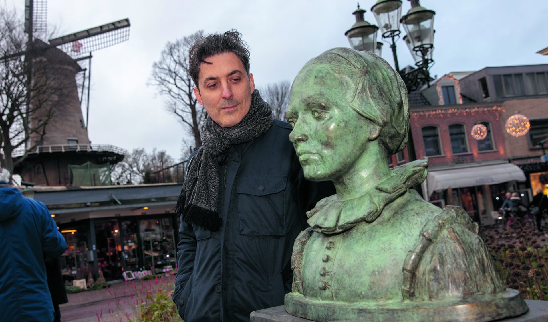 Egmonder Fabio Pravisani, maker van het bronzen beeld van Maria Tesselschade. (Foto: Vincent de Vries)