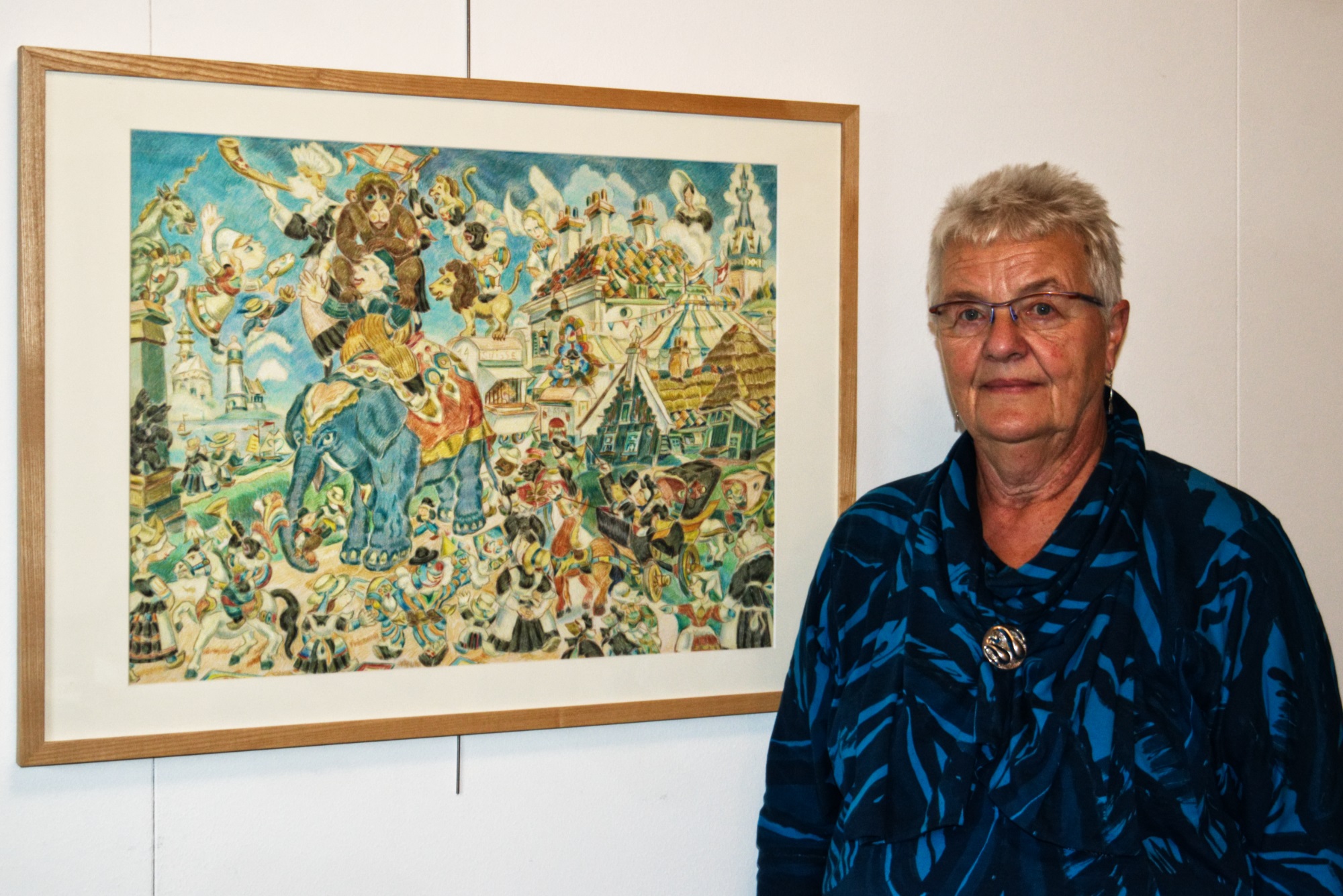 Thea de Hilster bij de tekening 'De intocht van het circus in Warder'. (Foto: Eef de Hilster)