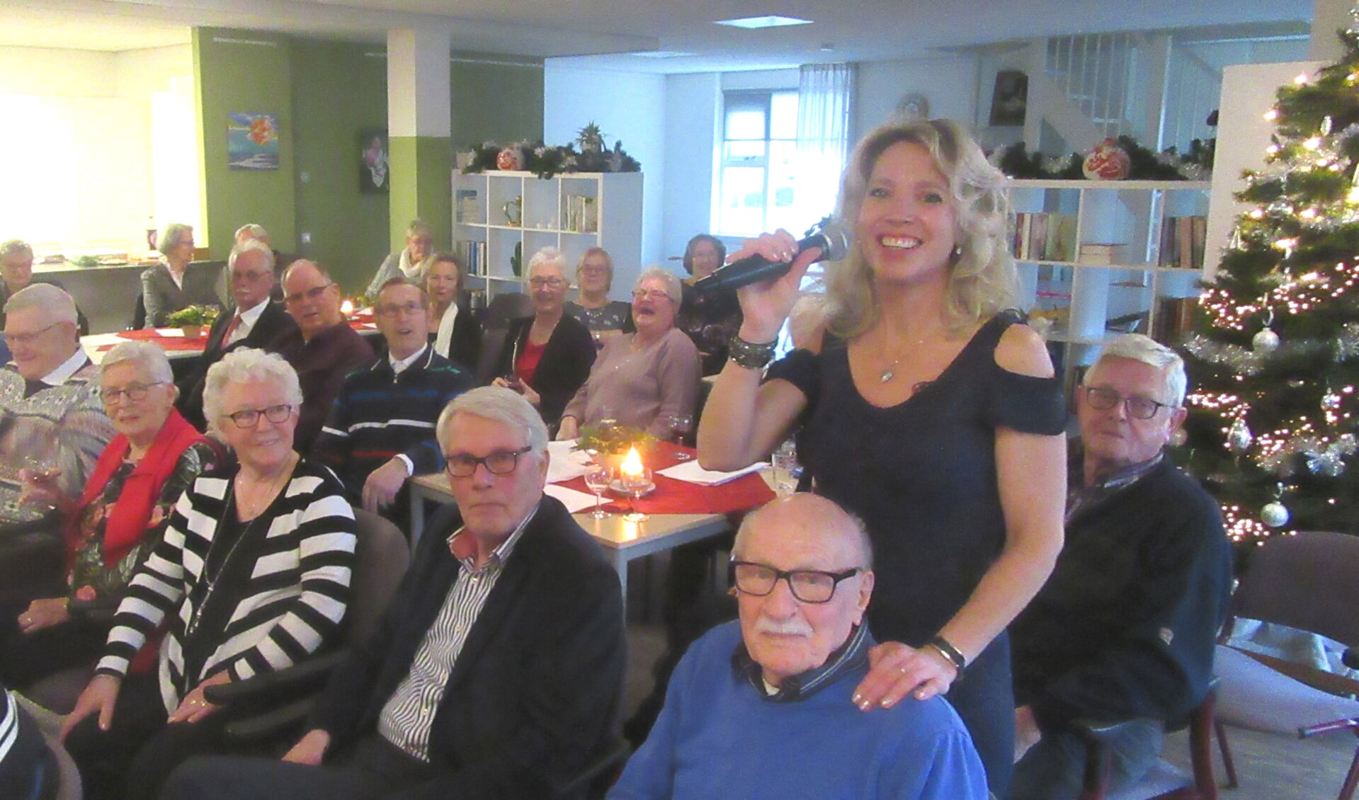 De zangeres neemt haar publiek mee op een muzikale reis. Zoals hier bij een seniorenclub in de kop van Noord-Holland. (Foto: Henk van Torenvlied) 