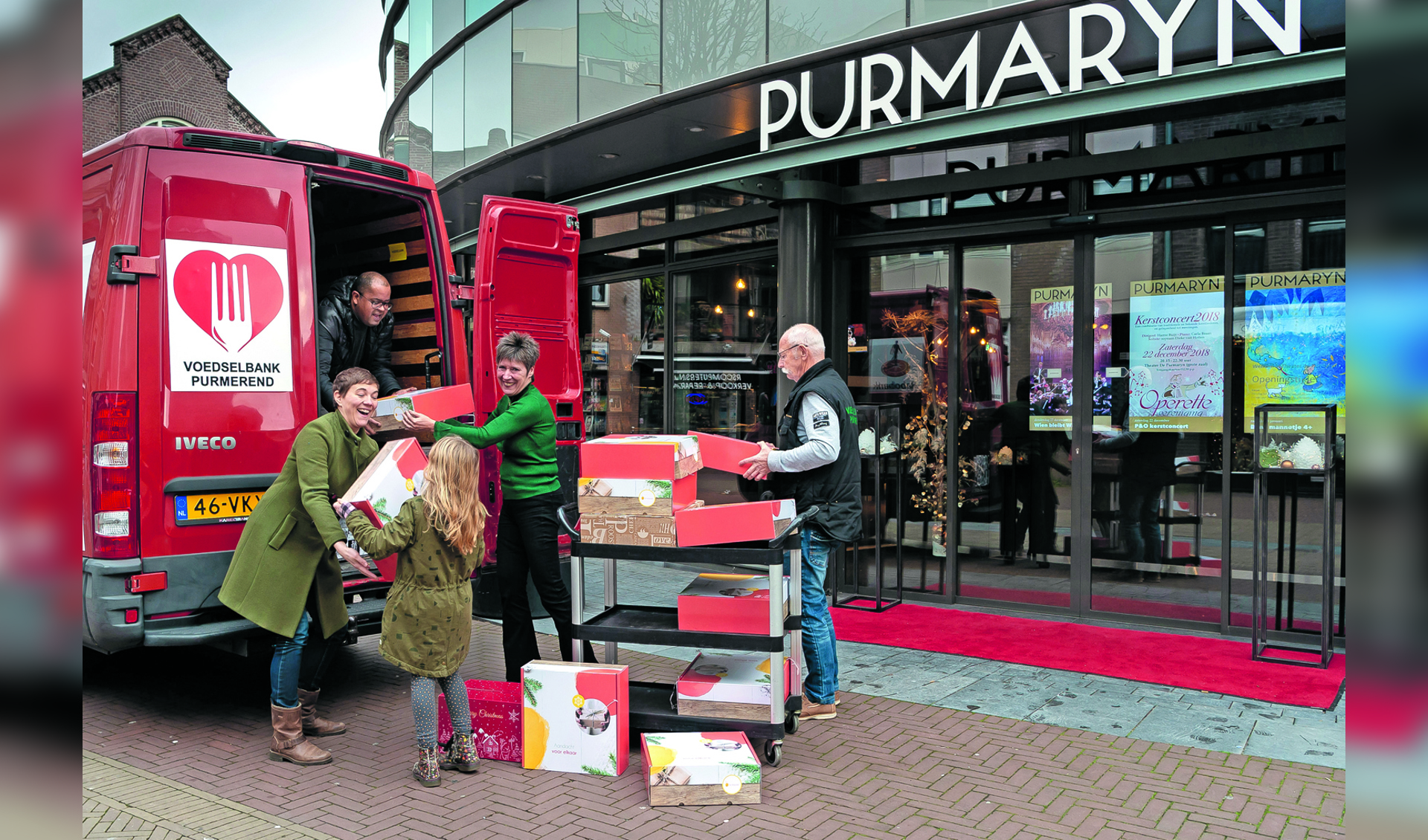 De kerstpakketten worden ingeladen in het busje van de voedselbank Purmerend. (Foto: Han Giskes)
