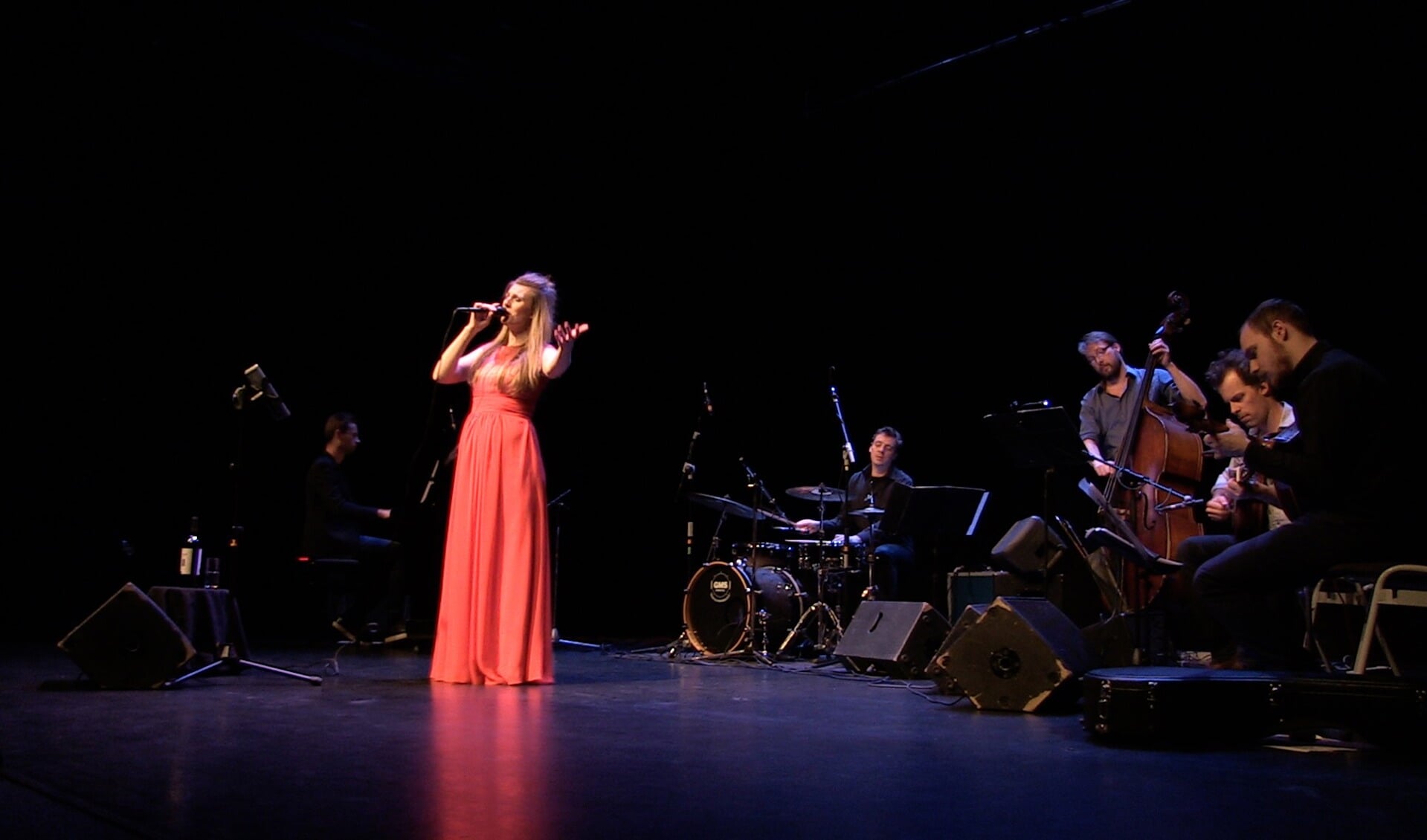Alkmaarse Daisy Correia zingt al tien jaar fado en is nu te beluisteren op KunstNetTV. (Foto: aangeleverd).