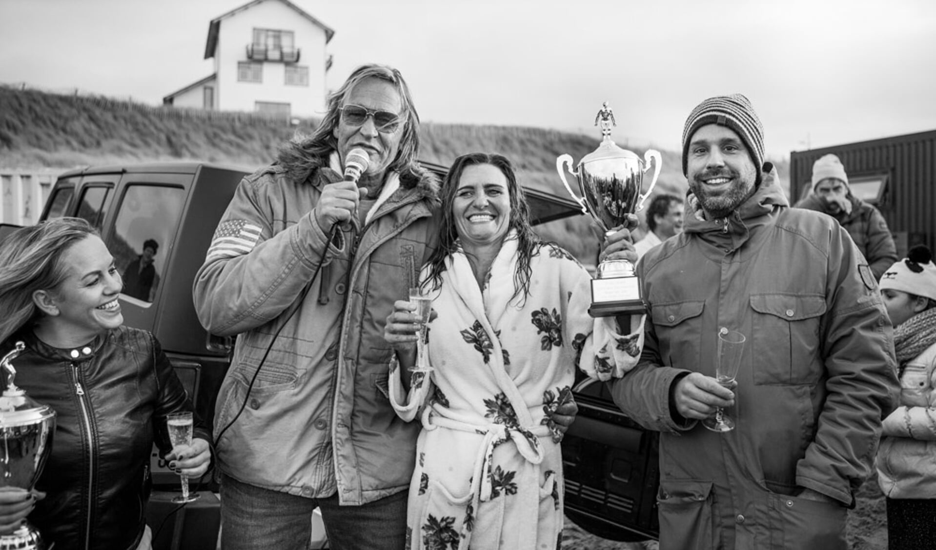 De duik van vorig jaar, met Jelte Tadema (links), Jeroen Klepper, en de winnares van de miss Hottest Cold Dive wisselbeker Jacky. (Foto: aangeleverd)