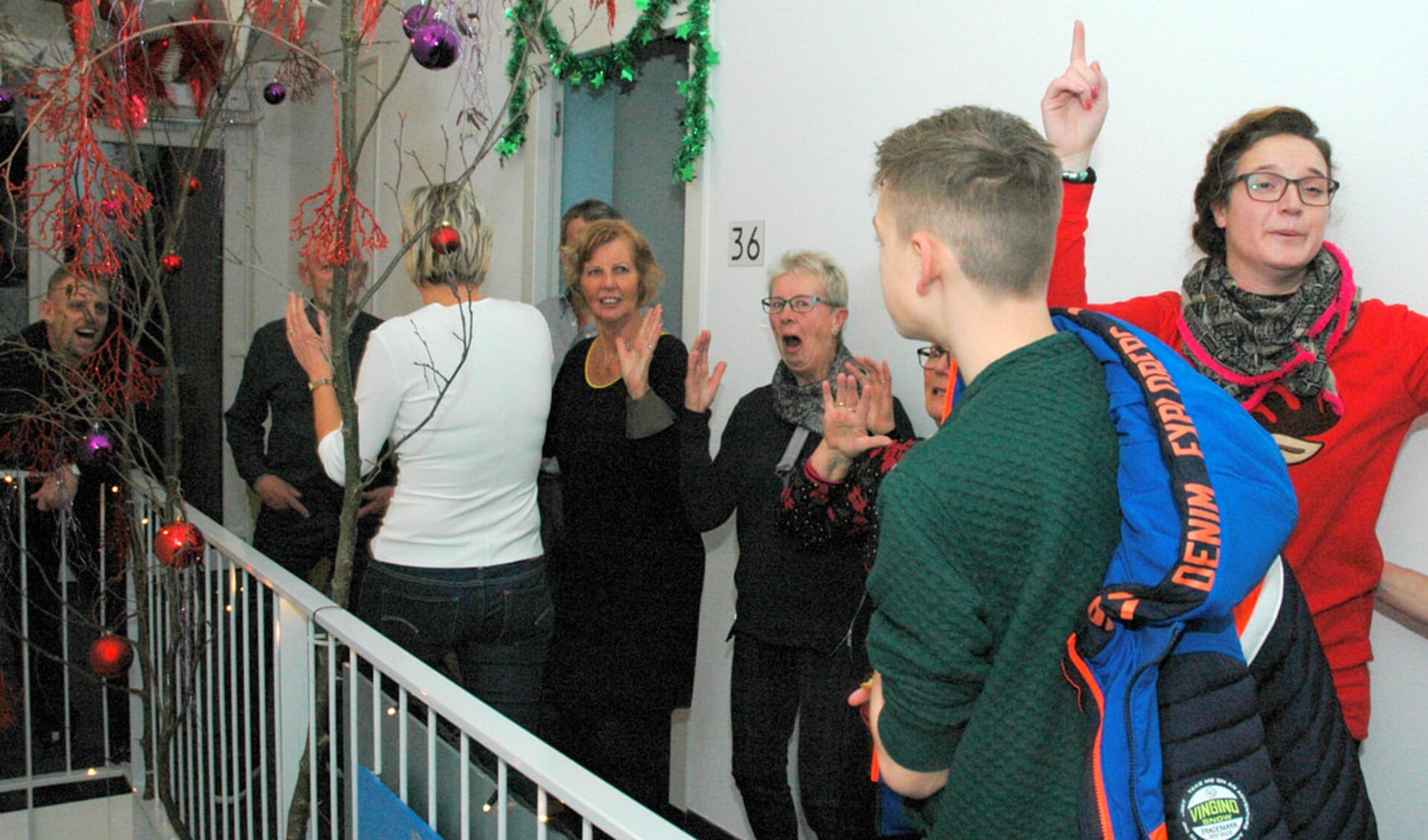 Bewoners van De Voorhoede vieren een pre-kerstfeest om elkaar beter te leren kennen. (Foto: De Voorhoede) 
