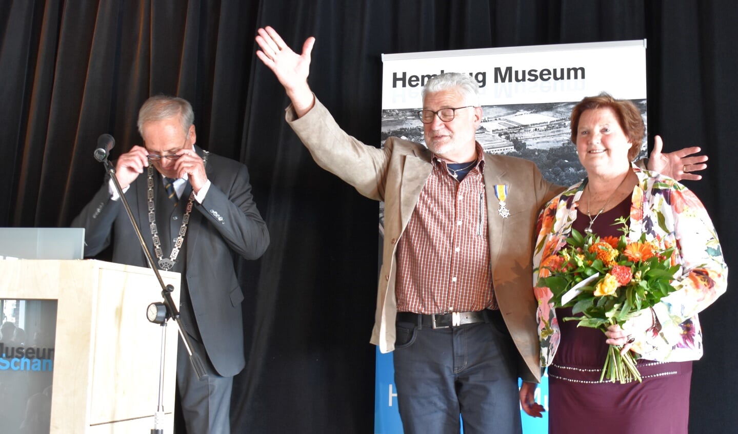 Burgemeester Rob Posthumus speldt Peter de Vries zijn penning op. Zijn vrouw kijkt verrast toe. (Foto: Daan Ruijter/Rodi Media)