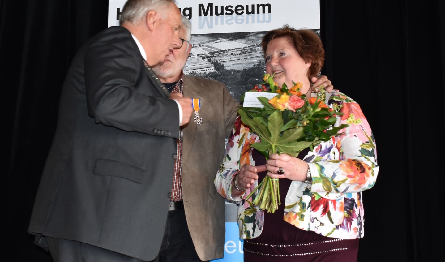 Burgemeester Rob Posthumus speldt Peter de Vries zijn penning op. Zijn vrouw kijkt verrast toe. (Foto: Daan Ruijter/Rodi Media)