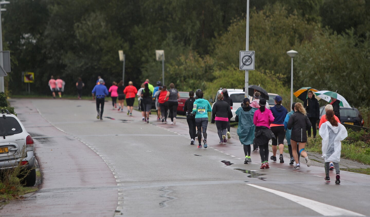 Toeschouwers moedigen achterhoede Damlopers aan op de Peperstraat in Zaandam. (Foto: Rowin van Diest)