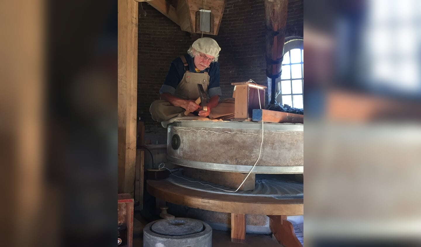 Molenaar Fred Prins legt de werking van de molen graag uit. (Foto: aangeleverd)