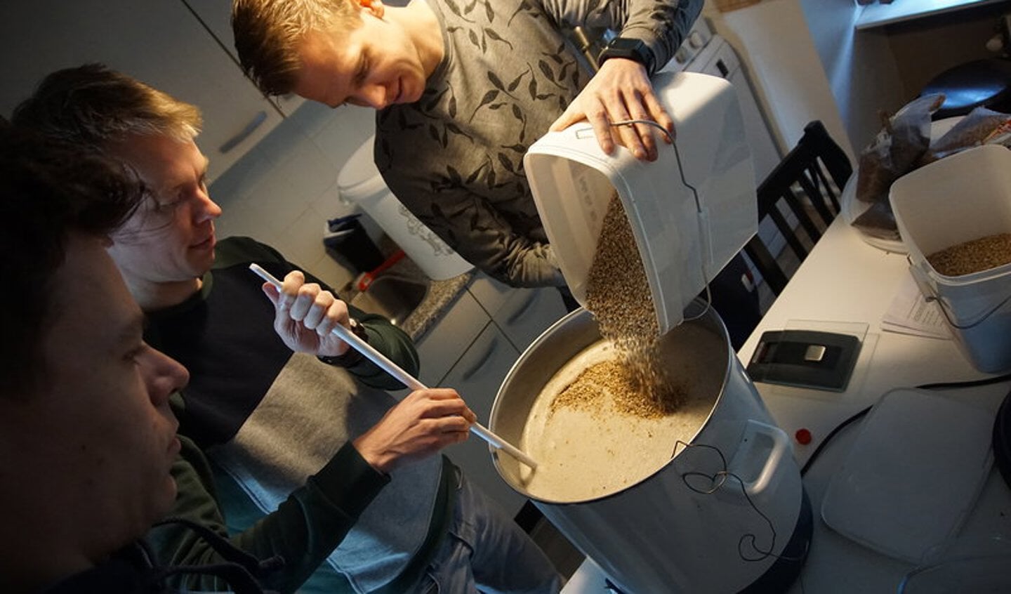 Deze vier vrienden besloten dat het een goed idee was om een eigen biertje te brouwen. (Foto: aangeleverd) 