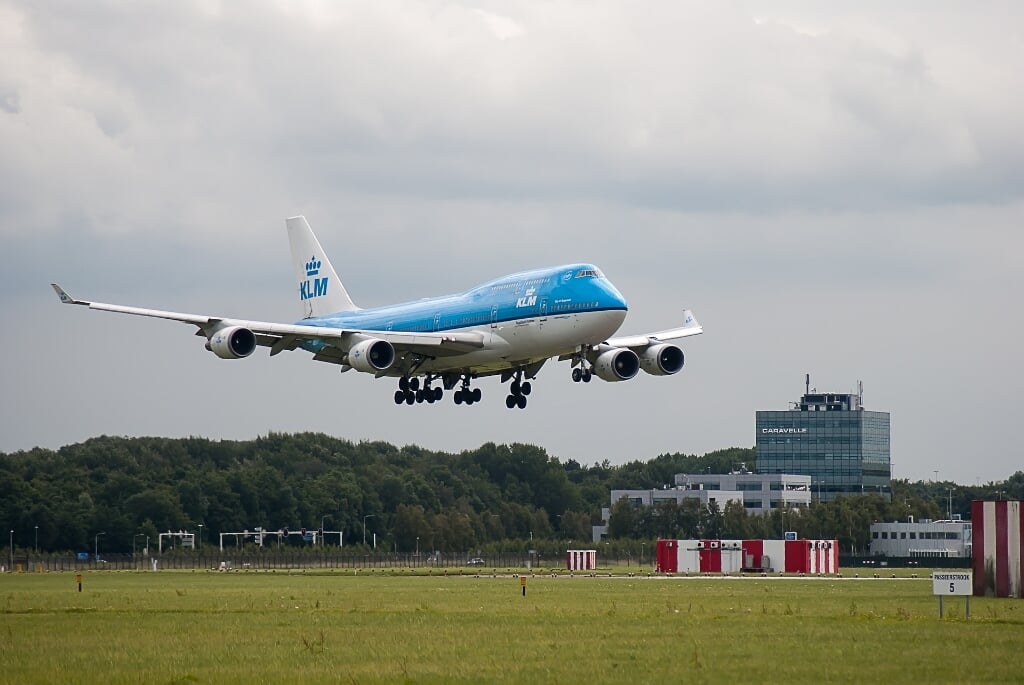 Een vliegtuig landt op Schiphol. 