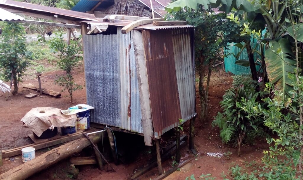 Voor veel mensen op het Indonesische platteland is een toilet niets meer dan een vieze latrine.