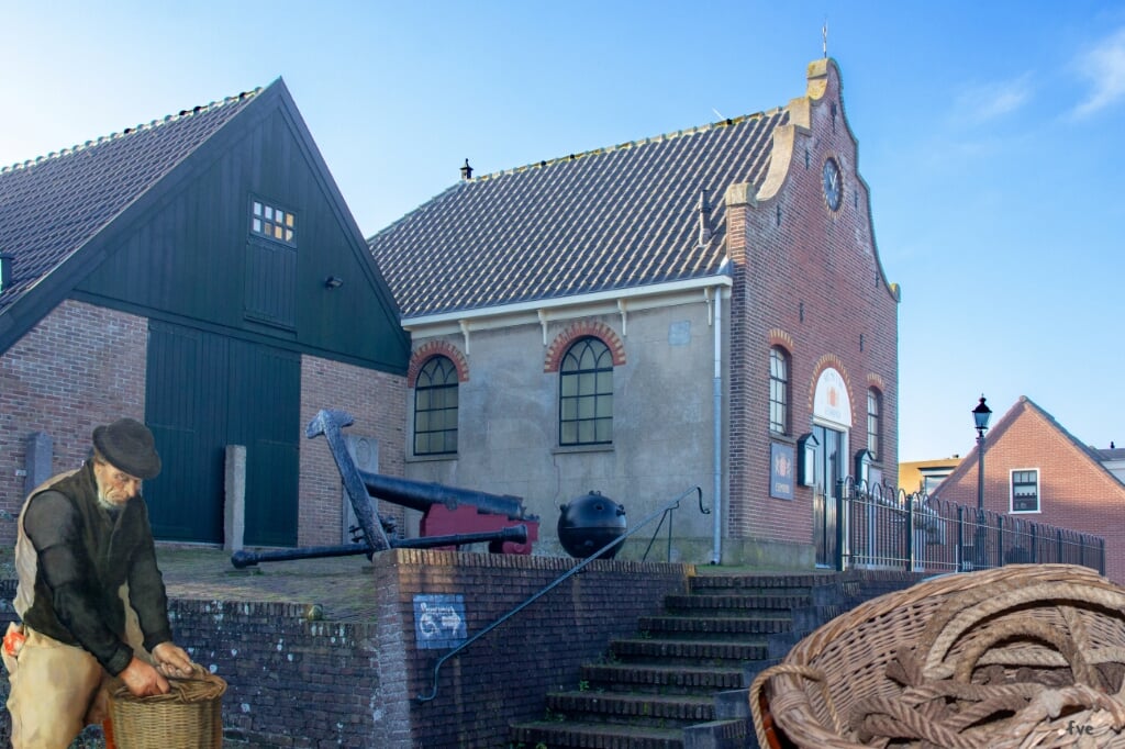 Het gastvrije Museum van Egmond zoekt vrijwilligers. Inzet: Aris Krab op een van de nieuw aangeschafte schilderijen van Roeland Koning  