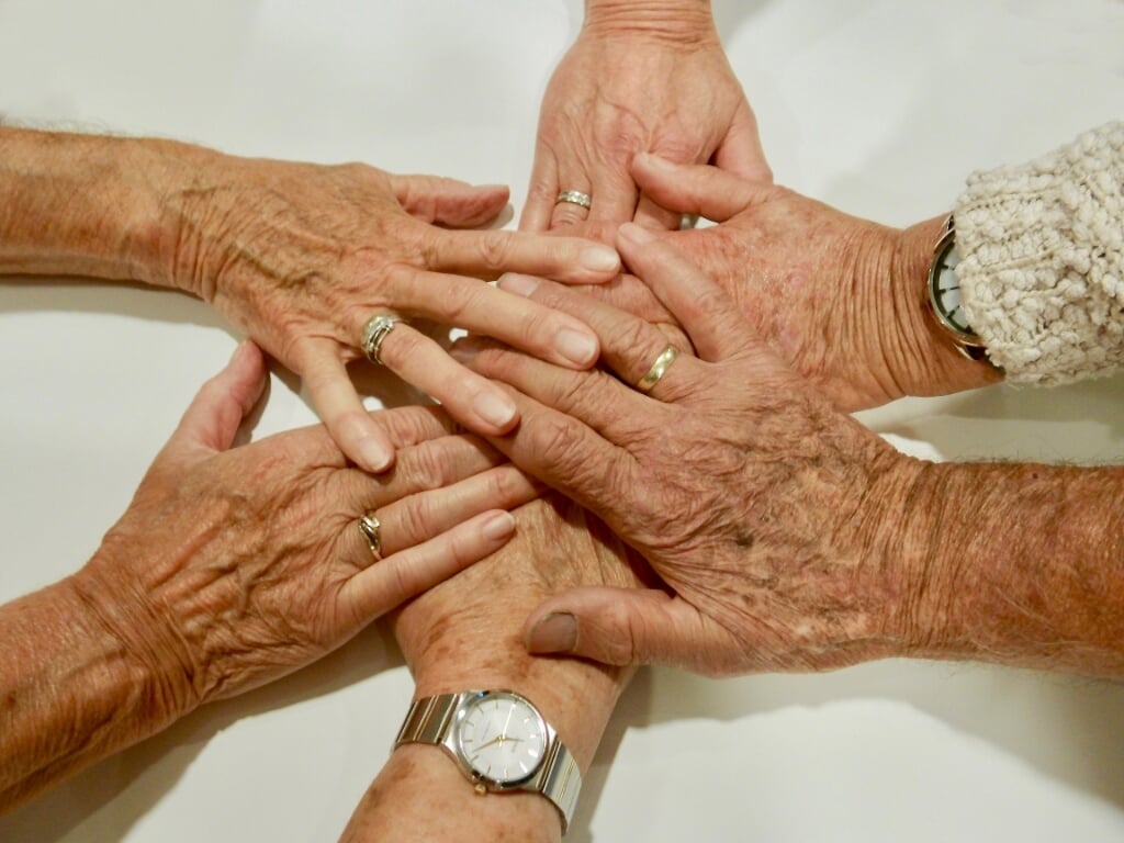 Als senioren gezellig onder elkaar activiteiten ondernemen.
