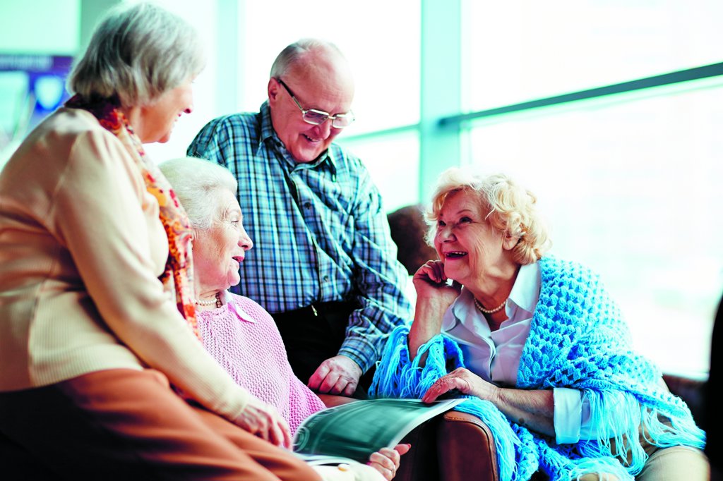 In de wijkcentra in Enkhuizen kunnen senioren gezamenlijk de gezelligheid opzoeken.