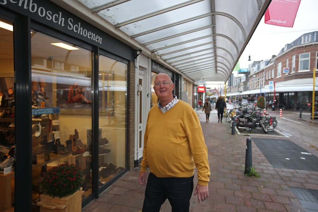 Kees Hoogenbosch, eigenaar van de gelijknamige schoenenzaak en voorzitter van de winkeliersvereniging Cronjé.