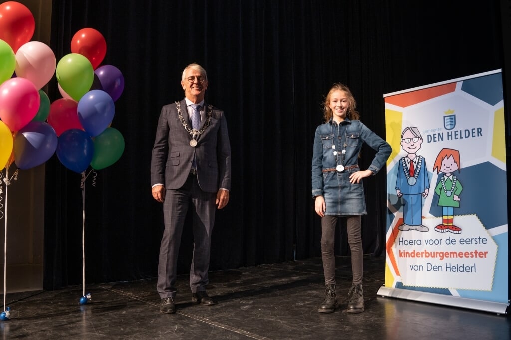 Burgemeester Jeroen Nobel met kinderburgemeester Lotte Mollema.