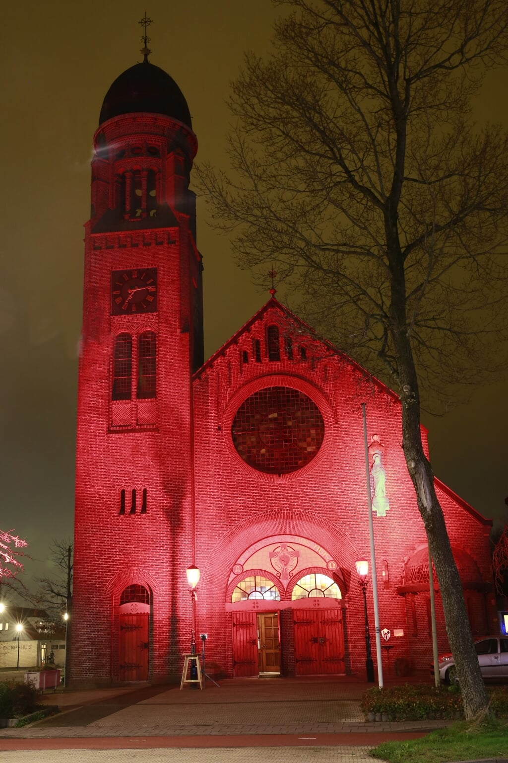 Heilig Hart-kerk baadt in rood licht.