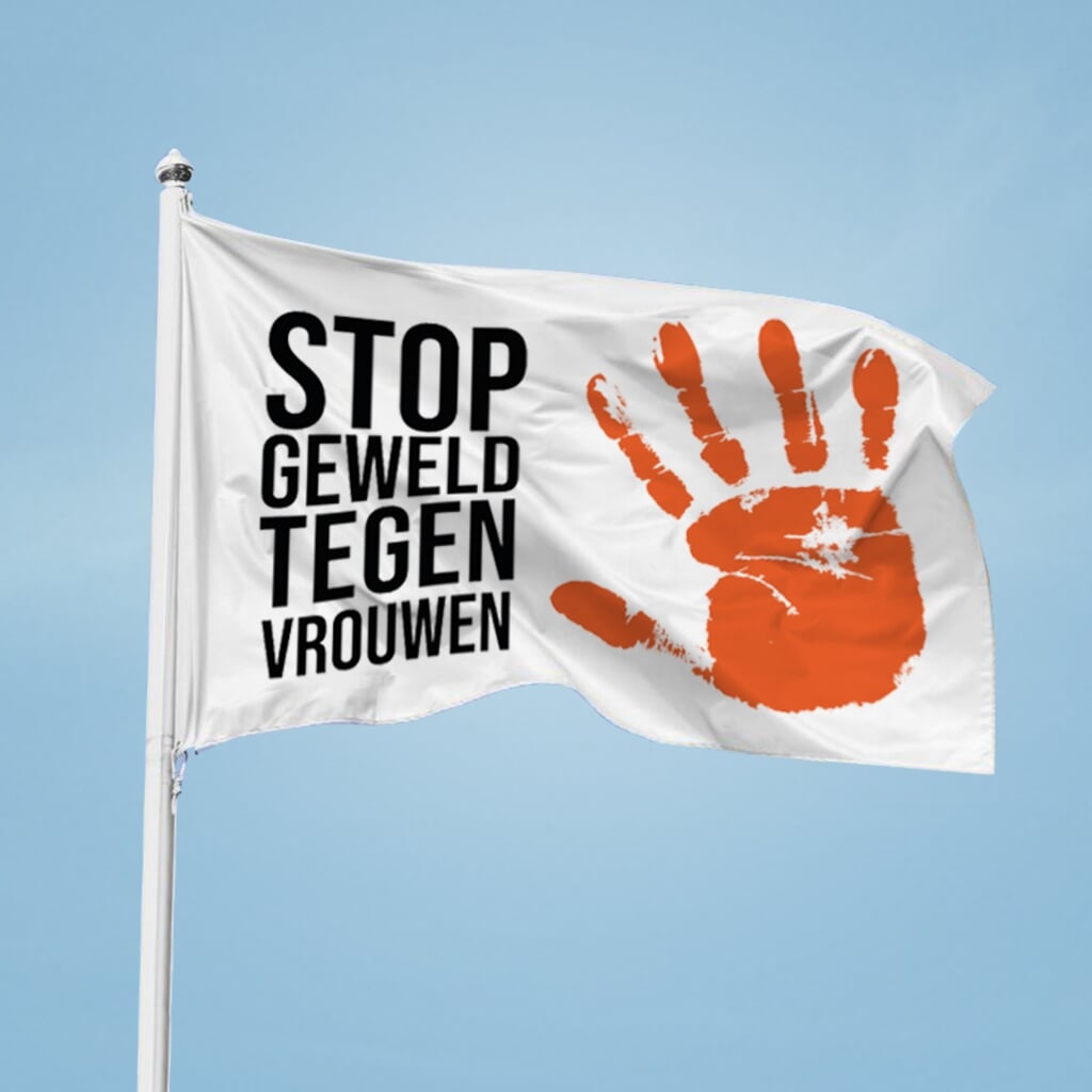 De actievlag hangt uit bij het gemeentehuis in Heerhugowaard.