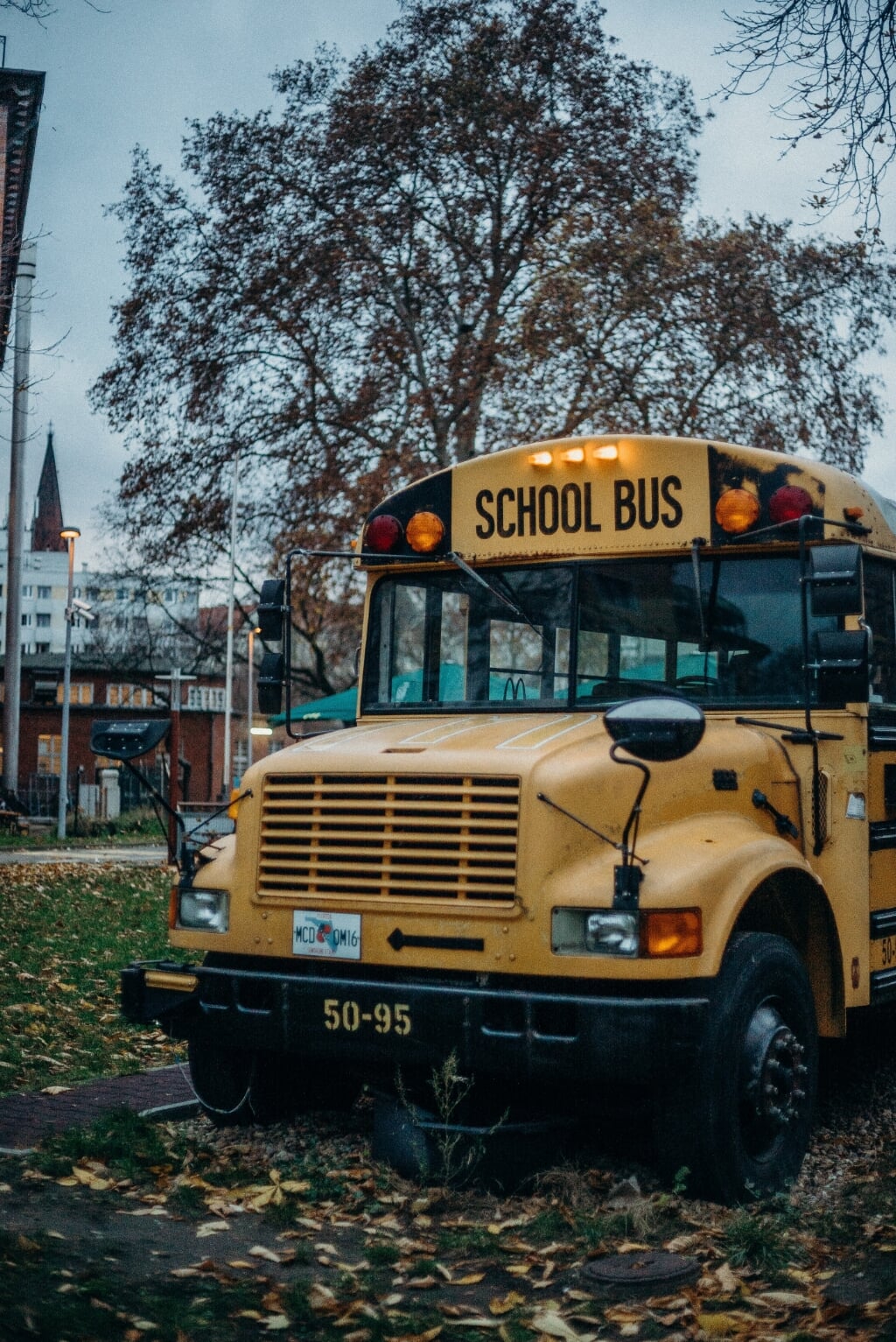 Sinterklaas bezoekt Schalkwijk met gele schoolbus.