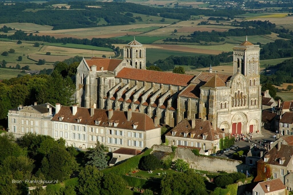 De prachtige basiliek Sainte Marie Madeleine in Vezelay.