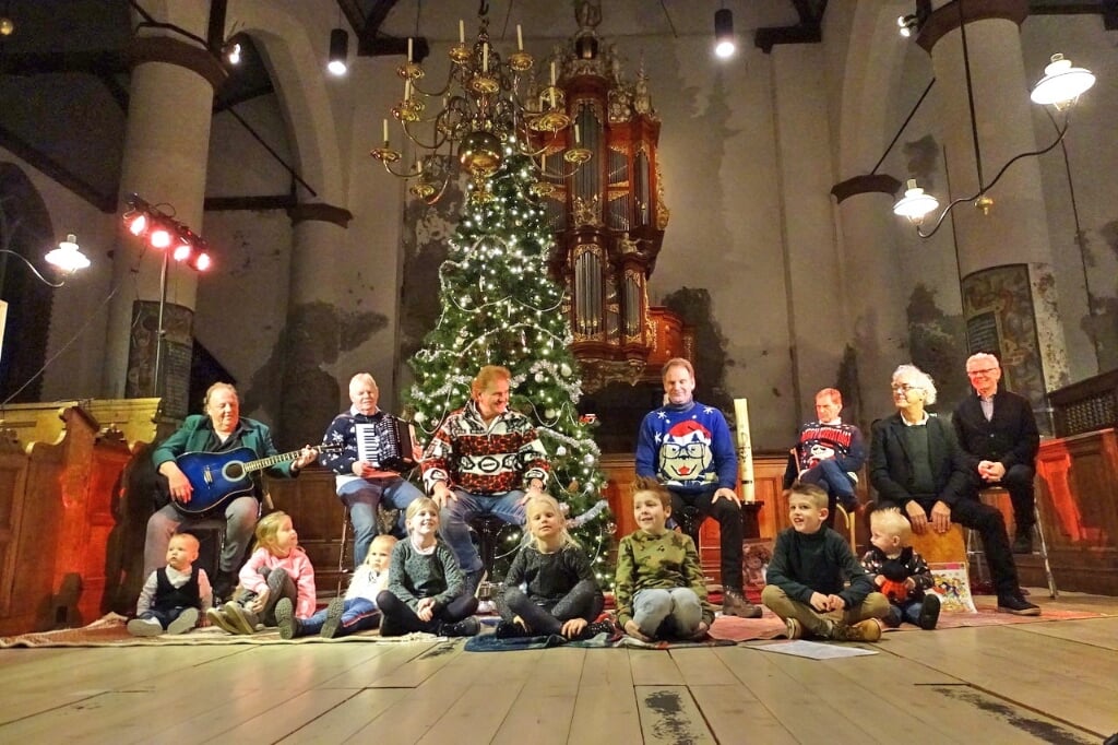 The Cats Aglow en hun kleinkinderen zingen All that we want is a Christmas for you.