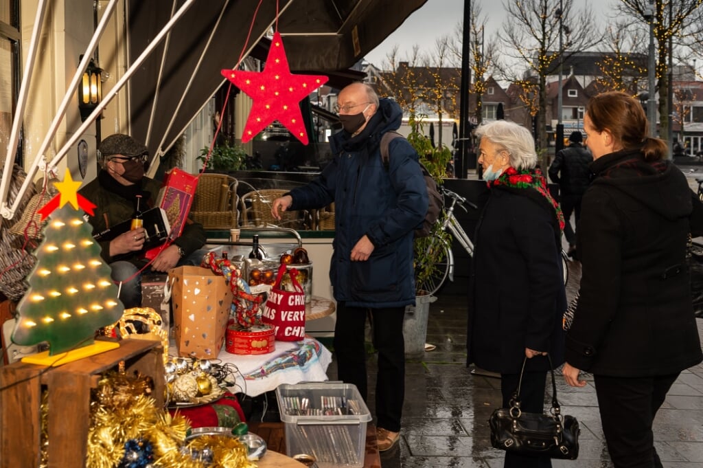 Paul Verhoeven (links met pet) bij zijn vintage kerstmarkt annex verkoop van bierpakketten.