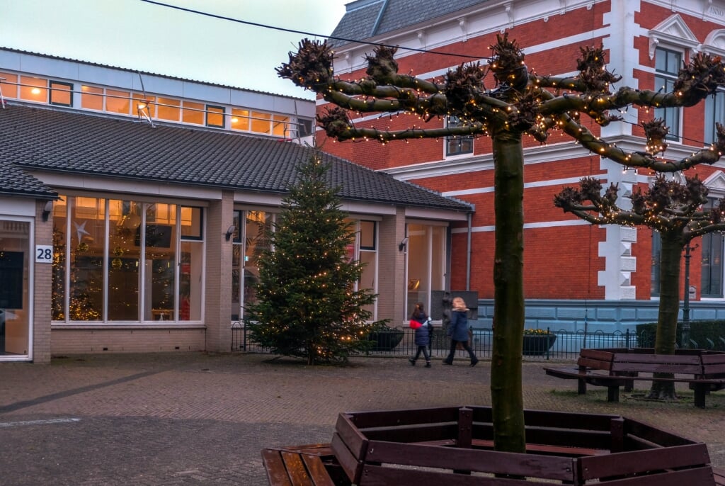 De kerstboom voor het gemeentehuis zorgt voor enige gezelligheid.