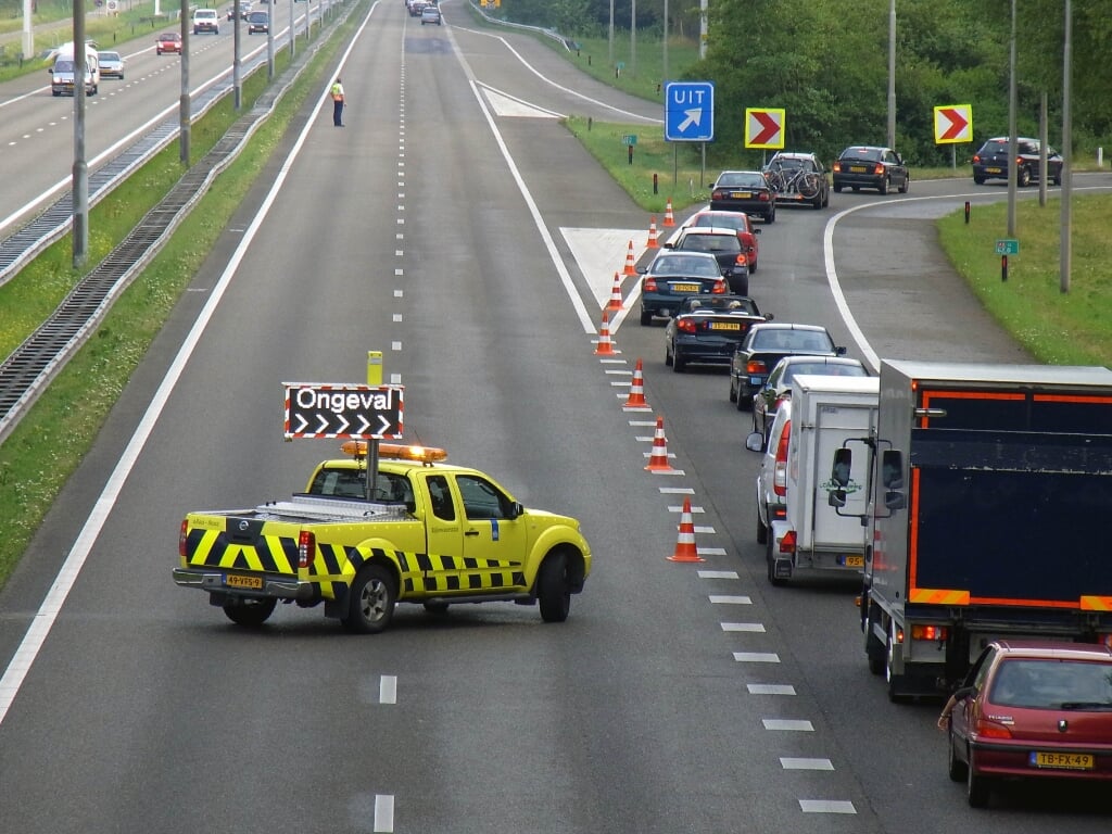 Ook op de A9, zoals hier bij Uitgeest, is een pijlwagen altijd aanwezig bij aanrijdingen of andere zaken die de weg blokkeren.