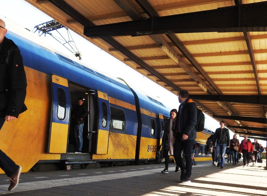 Een druk bezocht station in Castricum, toen mondkapjes nog niet verplicht waren.