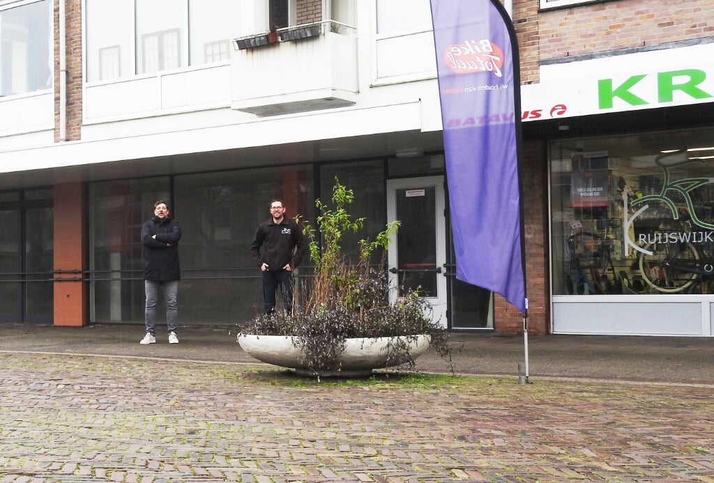 Twee van de drie leden van de initiatiefgroep Wim Kruijswijk en Arjen Fruitema op het trieste Kooiplein.