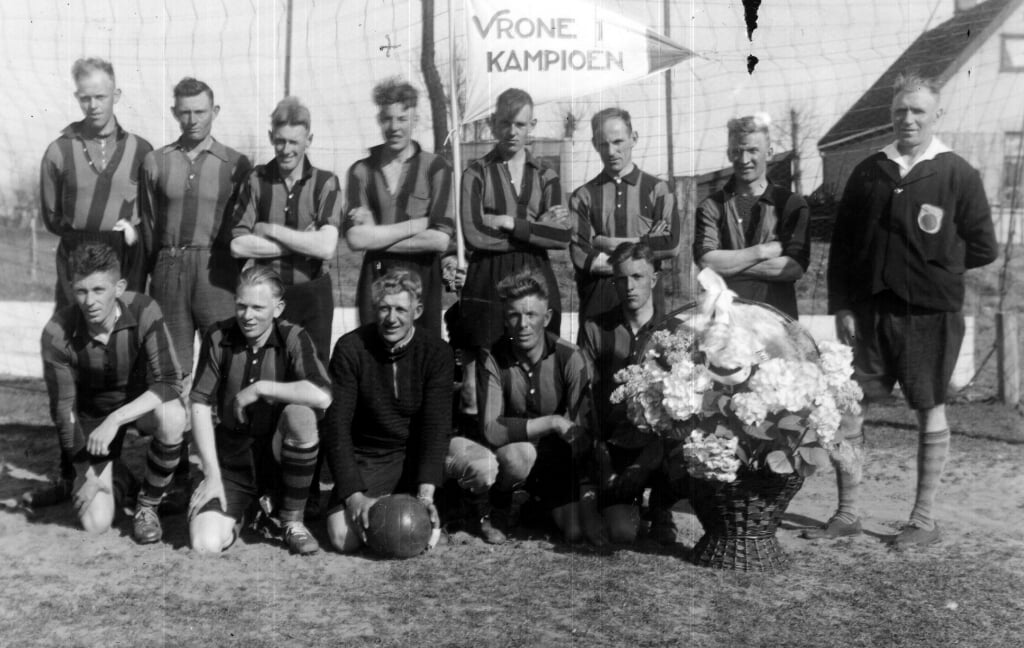 Vrone 1, kampioen 1942. v.l.n.r.: Jaap Groen, Henk Wiedijk, Cor Hoogland, Siem Zeegers, Kees Groen, Jannes Kuiper, Klaas Kliffen en de scheidsrechter. Gehurkt v.l.n.r.: v.d. Tak, Cees Groen, Dirk Koning, Cor Groen en Niek Wiedijk.