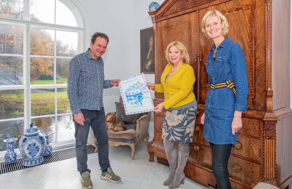 Bakkerijmuseum ambassadeur, Janny van der Heijden, neemt trots de proefdruk van de obligatie in ontvangst van Jacco Spil en Henriëtte Roskam.