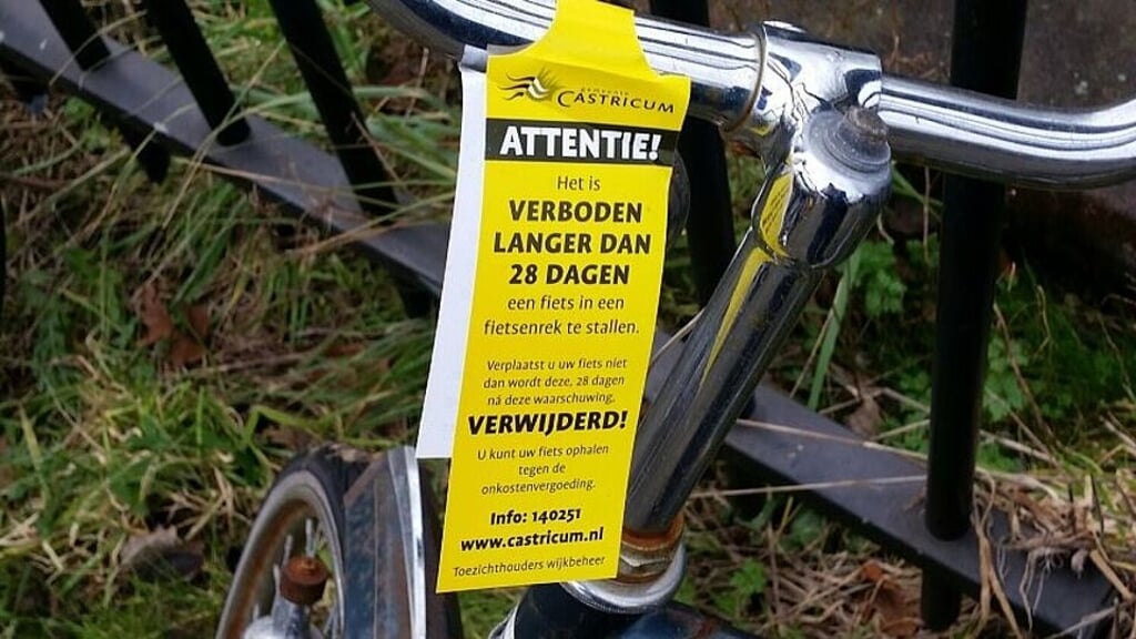Fietsen met label op achtergelaten fietsen. 