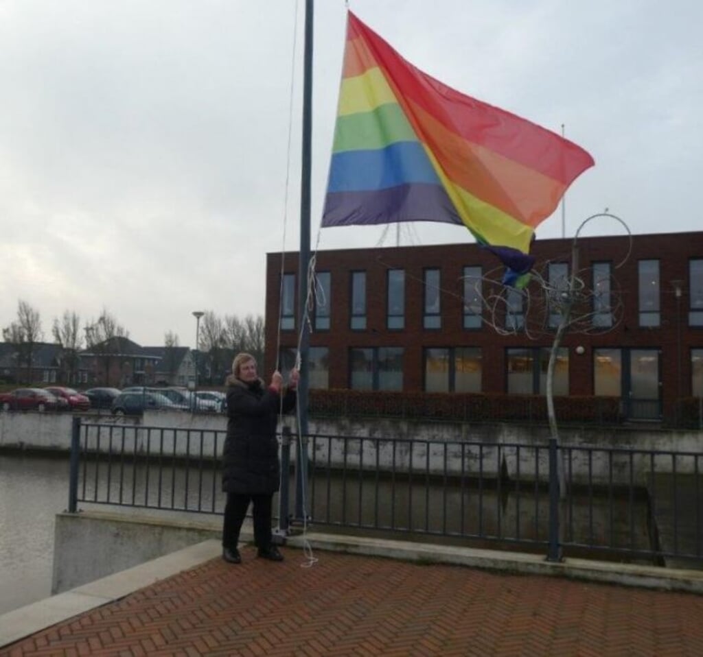 Wethouder Van Gent hees vorige week de regenboogvlag.