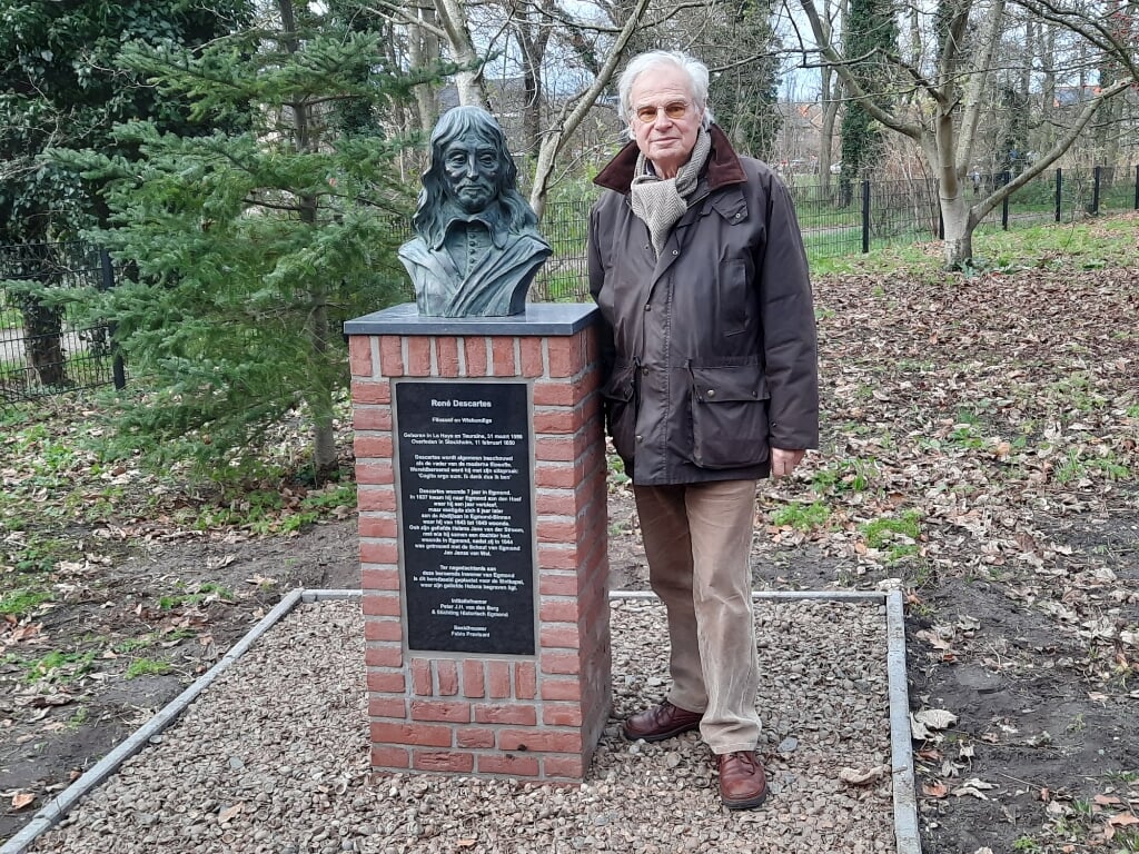 Peter van den Berg naast Descartes in de tuin van de Slotkapel