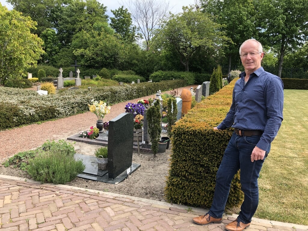 Theo Wever is blij dat hij met de vrijwilligersgroep het groen van de begraafplaats kan onderhouden (foto: Uitvaartvereniging Sint Paulus Waarland). 