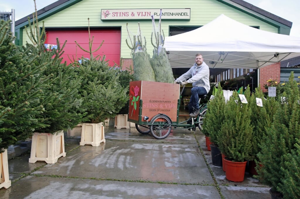 De kerstbomen kunnen tegenwoordig met de bakfiets worden bezorgd!  “Dat maakt onze bomen nóg groener”