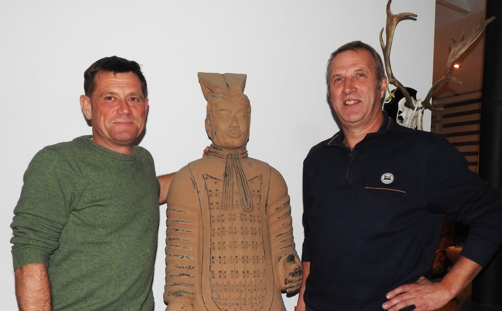 Walther Husman en Gerard Veldt samen met hun Chinese vriend Chan. 