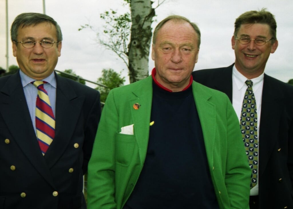 23-07-1999 European Tour 1999,  TNT Dutch Open, Hilversumsche Golf Club, Hilversum, Netherlands. 22-25 July. Robbie van Erven Dorens of Holland the tournament director with his sponsors during the second round.
Died at the age of 83.