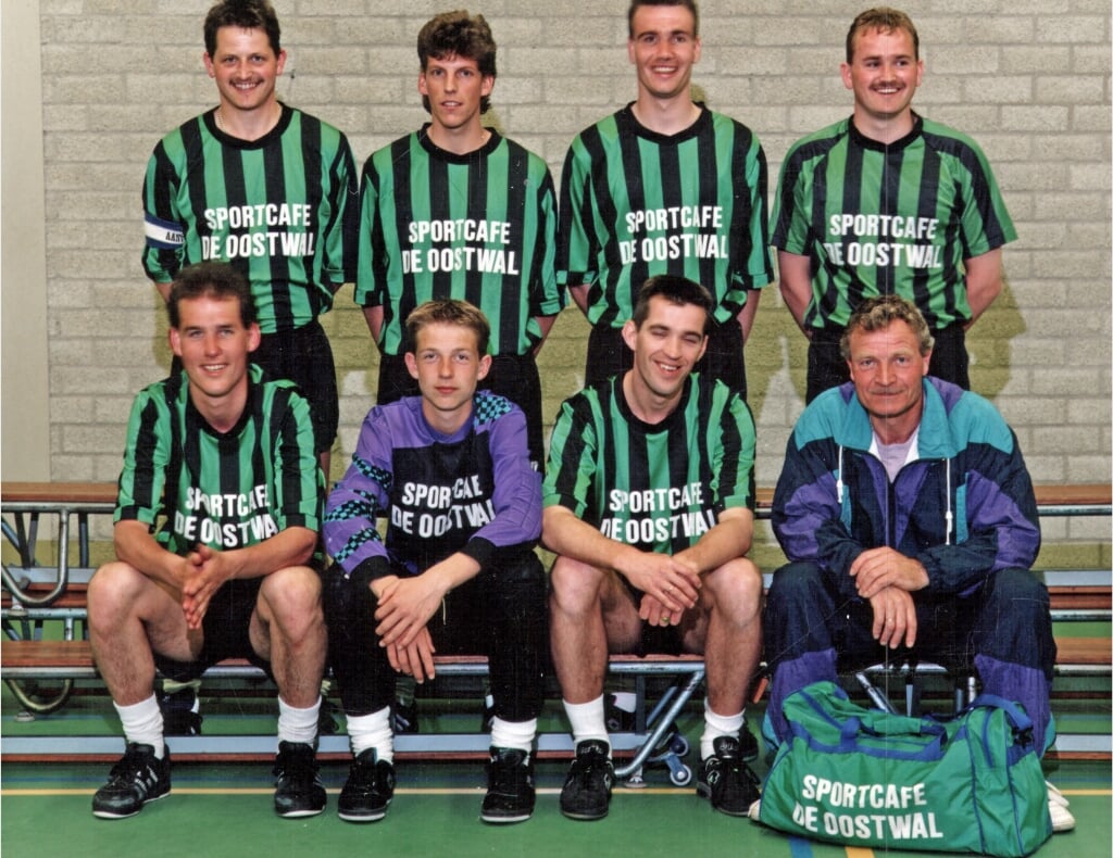 Vrone 1 zaal, 1990/1991. Staand v.l.n.r.: René Kieft, Maurice Kenter, Jacco Bekker en Rob Kieft. Zittend v.l.n.r.: Robert Groenenboom, Jos Verduin, Peter Leijen en Geert Janssen (coach).