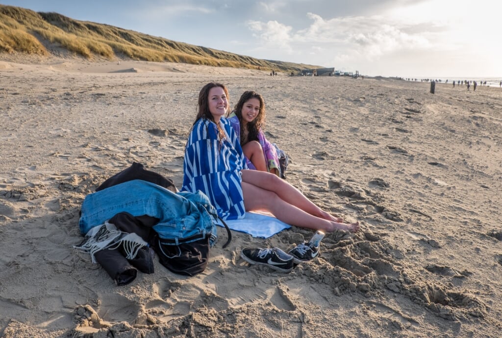 Twee dames uit Zaanstad op het strand van Castricum, na een frisse duik in zee.