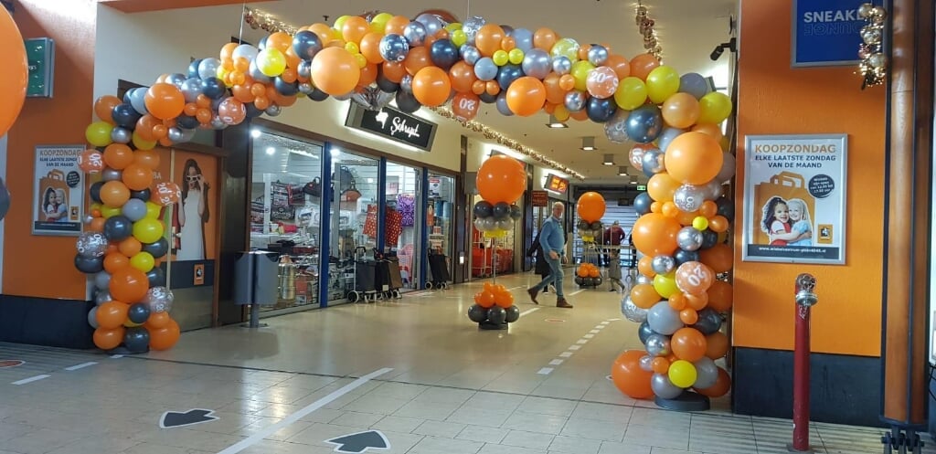 Het winkelcentrum was tijdens de jubileumviering feestelijk versierd.